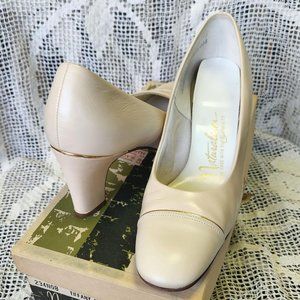 Vintage Circa 1960s Naturalizer Shoe Pump 2.75" Heel Cream Gold Accent sz 6.5 AA